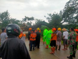 Sinergitas Polres Ngawi bersama TNI Gotong Royong Tangani Bencana Hidrometeorologi