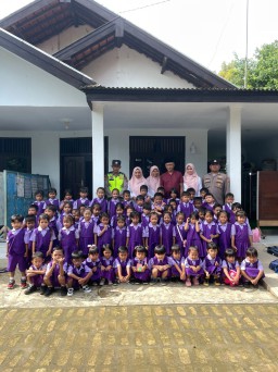 Polisi Sahabat Anak, Polsek Geger Polres Bangkalan Edukasikan Kamseltibcarlantas Kepada Adik-adik TK Bintang Kecil
