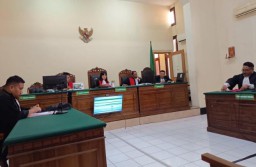 PN Surabaya Gelar Sidang Perkara Pengeroyokan Terdakwa Luqman Fahirul Rafi dan Louis Safarino