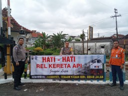 Operasi Keselamatan Semeru 2025 Polres Jember Pasang Banner Peringatan di Perlintasan KA