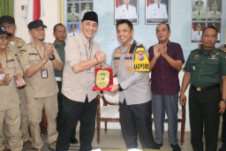 Pj Bupati Bangkalan Pamit di Hari Terakhir Bertugas, AKBP Hendro Sukmono Beri Kado Perpisahan