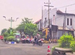 Seorang Pria Nekat Tabrakkan Diri ke Kereta Api Yang Sedang Melintas