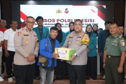 Kapolres Pelabuhan Tanjung Perak Gelar Bakti Sosial Sambut Ramadan Bersama Mahasiswa dan OKP di Surabaya