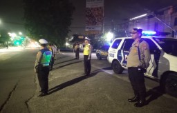 Polsek Wonocolo Gelar Patroli dan Penyekatan Balap Liar di Wonocolo, Petugas Amankan 5 Motor