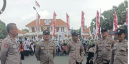 Polsek Sawahan Melaksanakan Giat Kawal Unjuk Rasa Bela Palestina di Depan Gedung Grahadi
