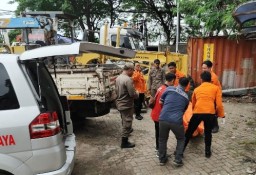 Warga Wonorejo Timur Digegerkan Penemuan Mayat Gantung diri di Sebuah Salah Satu Kantor