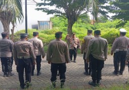 Kapolsek Sawahan Melaksanakan Giat Apel Pengamanan Unjuk Rasa FSPMI.