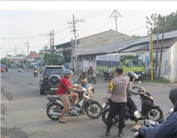 Bhabinkamtibmas Polsek Karangpilang Lakukan Pelayanan Pos Awal Pagi Hari,Kecamatan Karang pilang