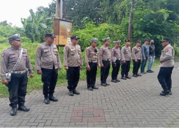Polsek Sawahan Gelar Apel Pengamanan Aksi Unjuk Rasa F-SPMI