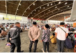 Polsek Wonocolo Giat Amankan Milad Ke-27 Yayasan Al-Jihad Surabaya di JX Internasional
