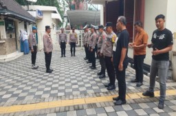 Polsek Sawahan Giat Siagakan Puluhan Personel Amankan Aksi Unjuk Rasa FSPMI