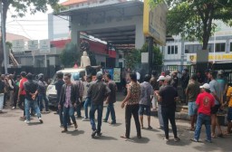 Polsek Sukomanunggal Giat Kawal Aksi Audiensi Di Kejaksaan Negeri Surabaya