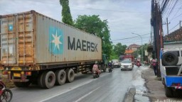 Tejadi Kecelakaan Truk Dan Bus Sempat Menutup Akses Jalan Benowo