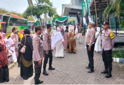 Polsek Wonocolo Kawal Kongres Muslimat NU Ke-18, 1.000 Anak Yatim Terima Santunan