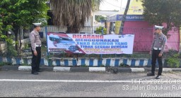 Personil Polsek Krembangan Pasang Banner Himbauan Operasi Keselamatan Semeru 2025