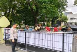 Polsek Gayungan Gelar Kawal Unjuk Rasa LSM Pejuang Surat Ijo di Surabaya