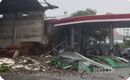 Sebuah Gudang Roboh Akibat Hujan Deras Disertai Angin Kencang.