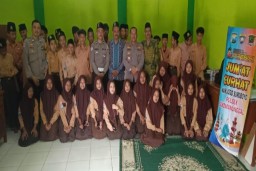 Kapolsek Sukomanunggal Giat Jumat Curhat Ajak Siswa Hindari Kenakalan Remaja.