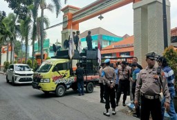 Polsek Gayungan Giat Kawal Unjuk Rasa AMI Jatim di Disnakertrans