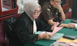 Mencuri di Polsek - Jaksa Penuntut Umum Nurhayati Membacakan Surat Dakwaan Richard di Pengadilan Negeri Surabaya,