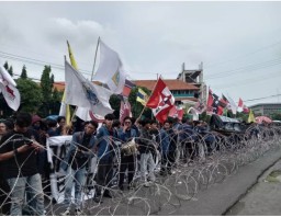 Viral Polisi Pukul Mahasiswa di Demo 'Indonesia Gelap' Surabaya, Terduga Pelaku Diperiksa Propam