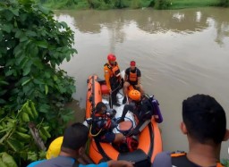 Gunakan Metode SelamTim Sar Cari Remaja Tenggelam di Surabaya