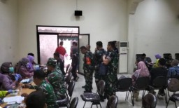 Peringati HPN 2025 dan HUT ke-79 PWI Jatim, Bersama Anggota Kodim 0830 Surabaya Ikuti Donor Darah