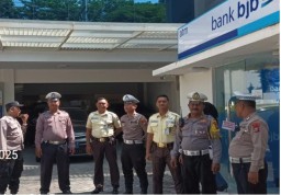 Polsek Sukomanunggal Giat Patroli Rutin Jaga Keamanan Bank dan Masyarakat.