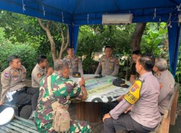 Polsek Rungkut Gelar Cangkruk Bareng TNI-Polri dalam Sinergitas Menjaga Kamtibmas di Wilayah Rungkut