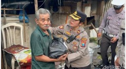 Polsek Dukuh Pakis Jelang Ramadan Giat Memberikan Bantuan Sembako Kepada Warga