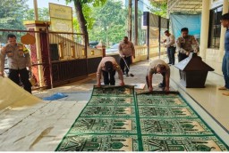 Polsek Wonocolo Gelar Bakti Sosial Bersih-Bersih Masjid Al Ikhlas Sambut Ramadan