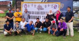 Ramadhan Berkah,Wartawan dan Aliansi Gresik Selatan (WAGS) Bagikan 1000 Takjil ke Pengguna Jalan