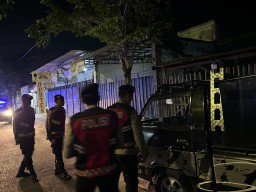 Polres Bangkalan Keliling Lakukan Patroli dan Bagikan Makan Sahur Kepada Warga di Jalan