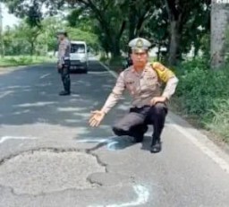 Kasat Lantas Polres Sampang Turun Langsung Cek Kondisi Jalan Berlubang di Jalan Raya Jrengik