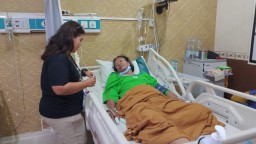 Vanguard Peduli Sesama, Jenguk Ketua AWS di RS Soewandi.