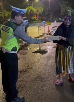 Ramadhan Penuh Berkah, Satlantas Polres Bangkalan Bagi-Bagi Nasi Saat Sahur