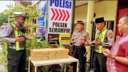 Polsek Semampir Bagikan Nasi Kotak kepada Pengendara yang Melintas, Jelang Buka Puasa