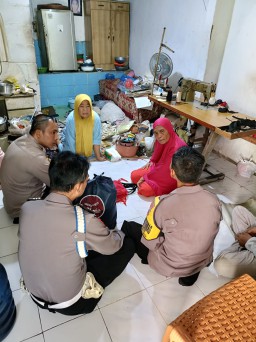 Polri Peduli: Kapolsek Asemrowo Kunjungi Warga yang Menderita Stroke dan Guru Ngaji yang Lumpuh