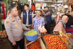 Kapolres Pelabuhan Tanjung Perak Tinjau Pasar Pabean Cantikan Pastikan Stok Bapokting Aman Sampai Lebaran