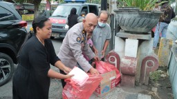 Jumat Berkah, Polres Nganjuk Bersama Awak Media Bagikan Ratusan Takjil di Terminal Anjuk Ladang