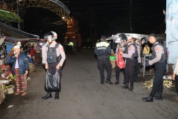 Jaga Keamanan Ramadan, Kapolres Pelabuhan Tanjung Perak Gelar Patroli Skala Besar dan Berbagi Sahur