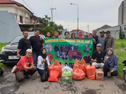 Media Nuswantoro Pos Bersama RSB dan Komunitas Semar Berbagi 600 Takjil di Jalan Dr. Ir. H. Soekarno Surabaya