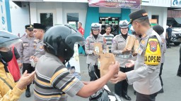 Berkah Ramadan, Kapolres Nganjuk Bersama Jajaran Bagikan Ratusan Paket Takjil