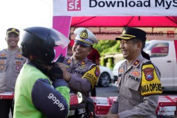 Polres Gresik Giat Bagi Takjil di Bulan Suci Ramadhan Kepada Pengendara