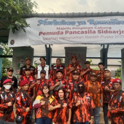 Pemuda Pancasila PAC Wonoayu Giat Bagikan Takjil di Bulan Ramadhan Suci kepada Pengendara
