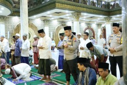 Kapolres Bangkalan Gelar Shalat Tarawih Bersama dengan Warga Jalin Silaturahmi