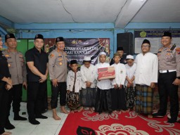 Tebarkan Kepedulian di Bulan Suci Ramadhan, Kapolrestabes Surabaya Gelar Bhakti Sosial di Ponpes Tahfidhul Qur'an Sunan Giri