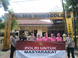 Wujud Kepedulian Polri, Polsek Wonocolo dan Bhayangkari Ranting Wonocolo Tebar Kebaikan di Bulan Suci