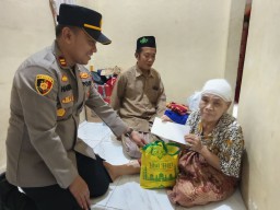 Blusukan ke Rumah Warga, Kapolsek Gunung Anyar Bagikan Sembako Kepada Lansia dan Masyarakat Pra Sejahtera