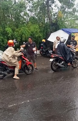 Komunitas Piston dan Pokal Gelar Bagi - Bagi Takjil dan Bukber Bersama